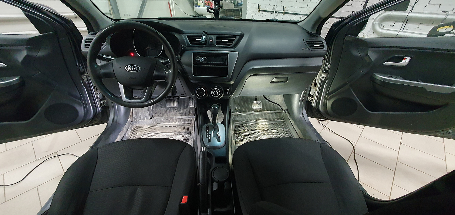 Установка тросовых педалей на серую Kia Rio (автомат, 1шт.)
