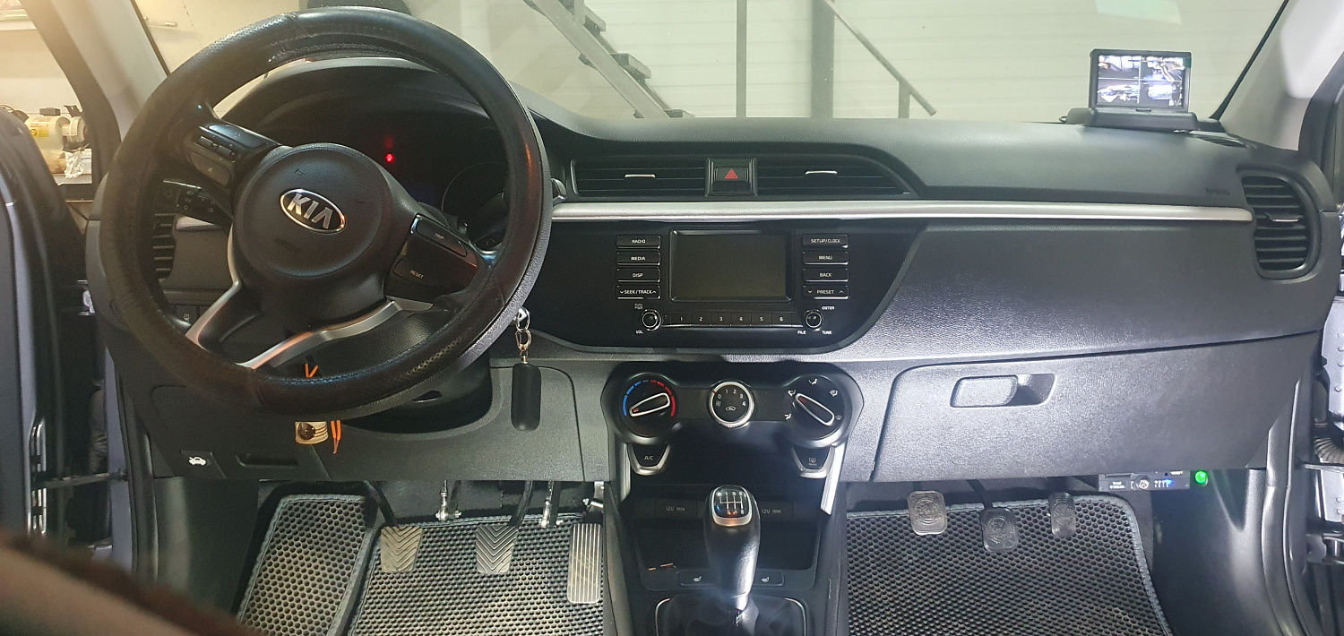 Установка тяговых педалей на синюю Kia Rio (механика, 3 шт.)