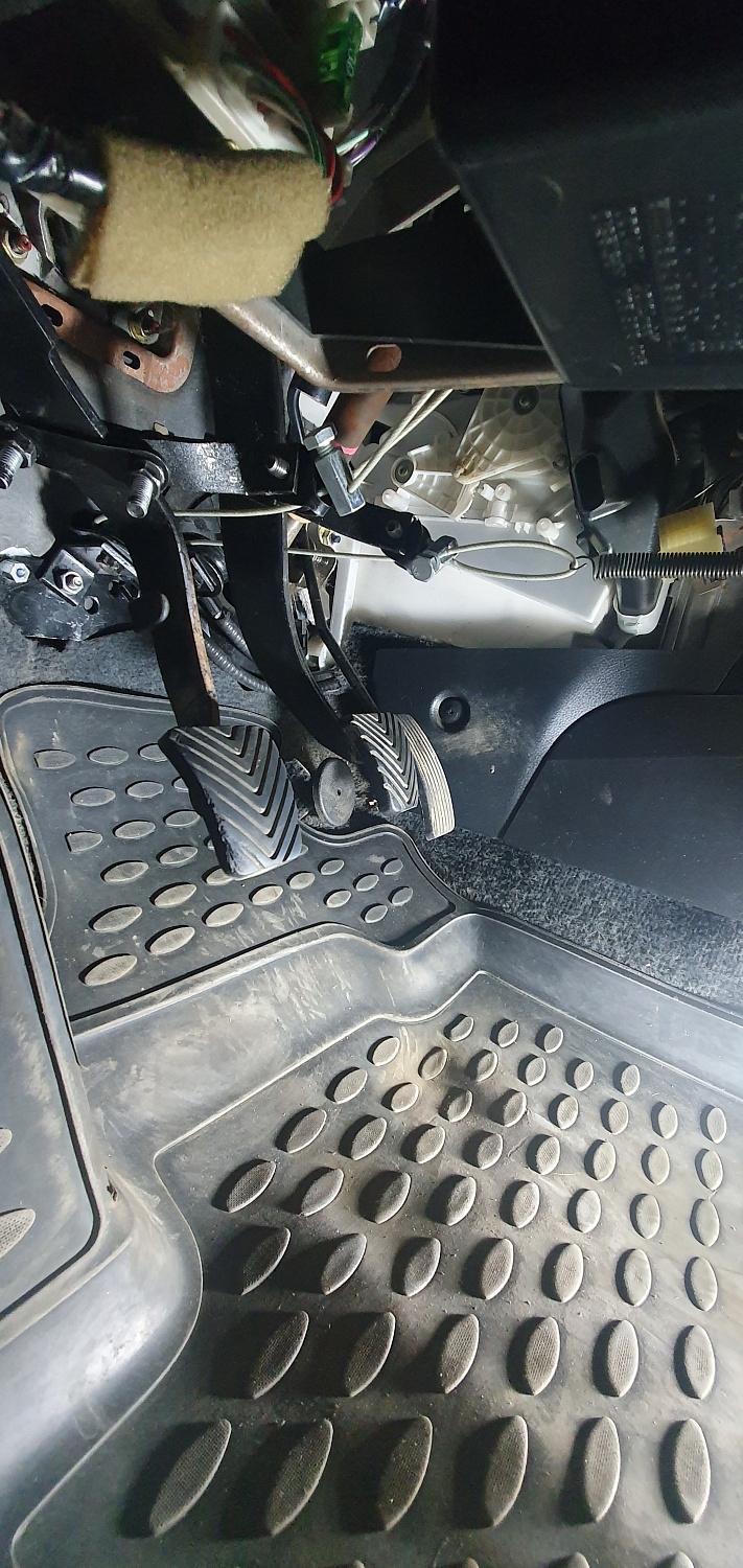Установка тросовых педалей на Mitsubishi Lancer (механика, 2шт.)