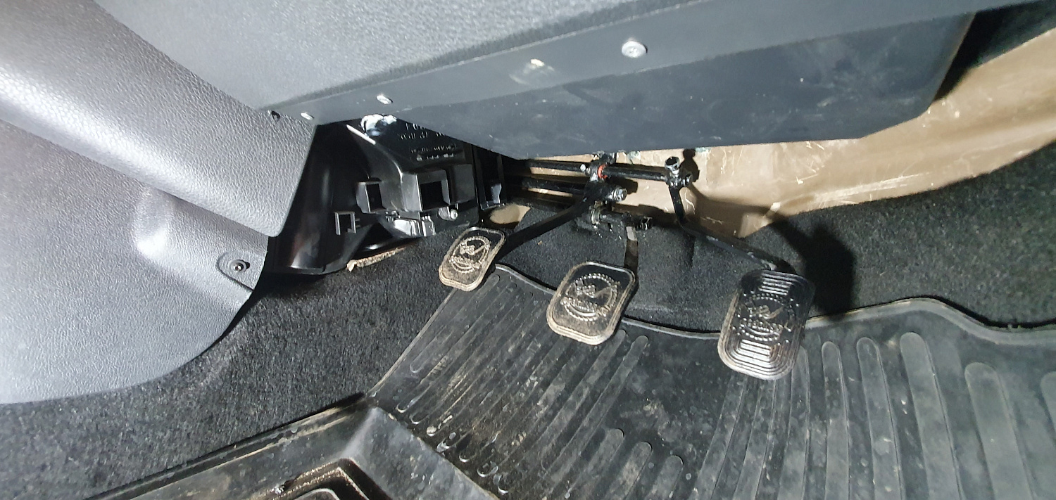 Установка тяговых педалей на Renault Duster (механика, 3шт.)