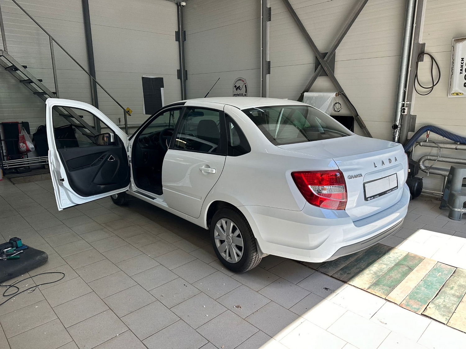 Новый уровень удобства: дублирующие тяговые педали для Lada Granta