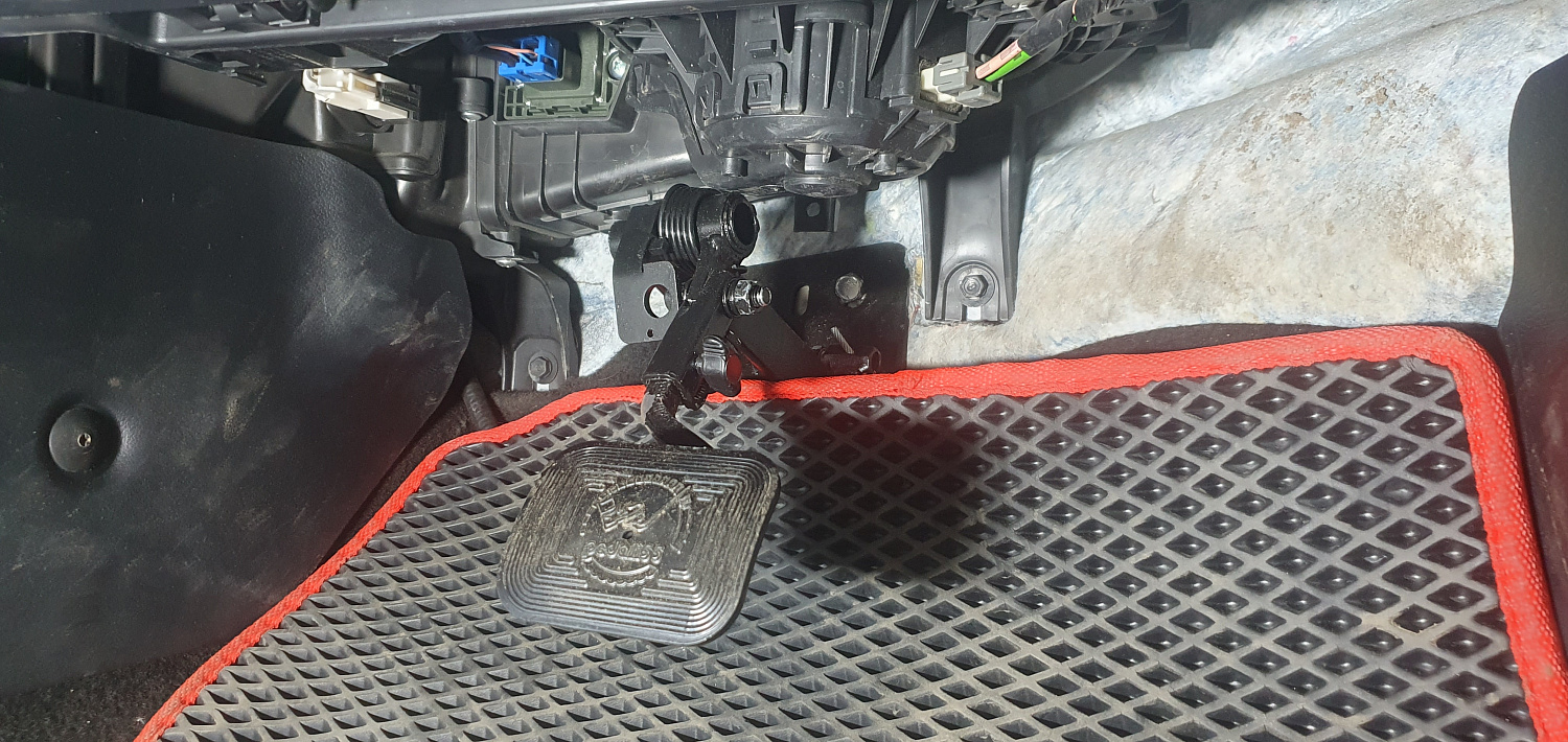 Установка тросовых педалей на белую Kia Ceed 2013 (автомат, 1шт.)