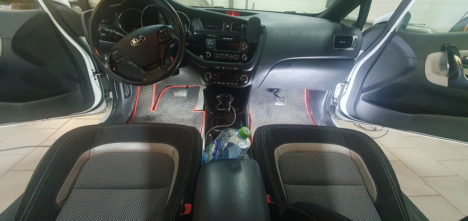 Установка тросовых педалей на белую Kia Ceed 2013 (автомат, 1шт.)