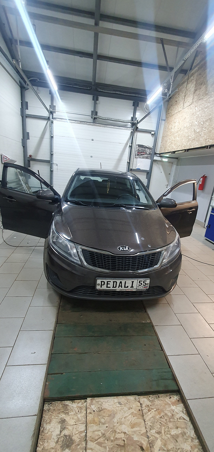 Установка тяговых педалей на Kia Rio 2015 г. (механика, 3шт.)
