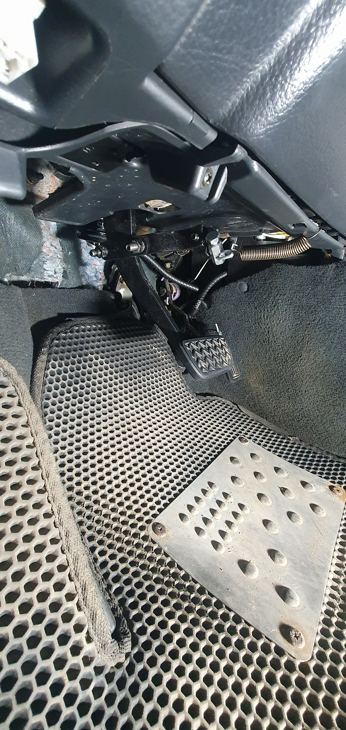 Установка тросовых педалей на Toyota Avensis 2004 г. (автомат, 2шт.)
