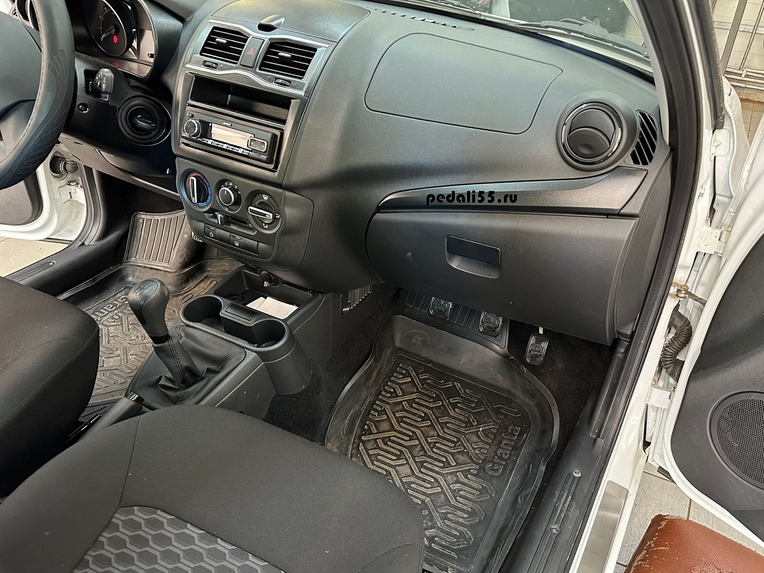 Новый уровень удобства: дублирующие тяговые педали для Lada Granta