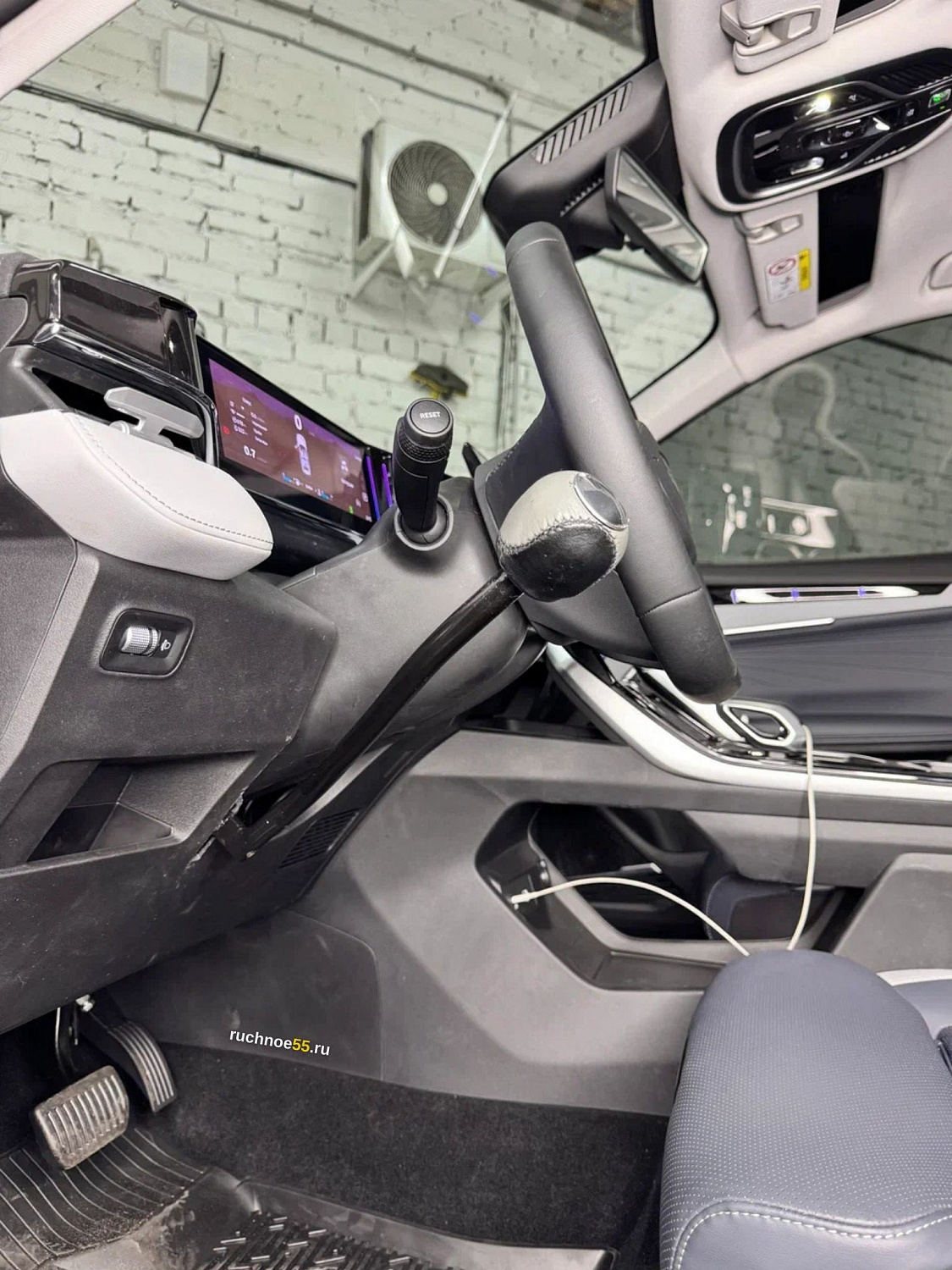 Установка ручного управления для Geely Atlas
