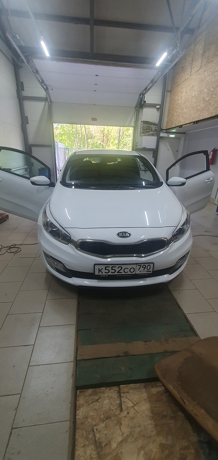 Установка тросовых педалей на белую Kia Ceed 2013 (автомат, 1шт.)