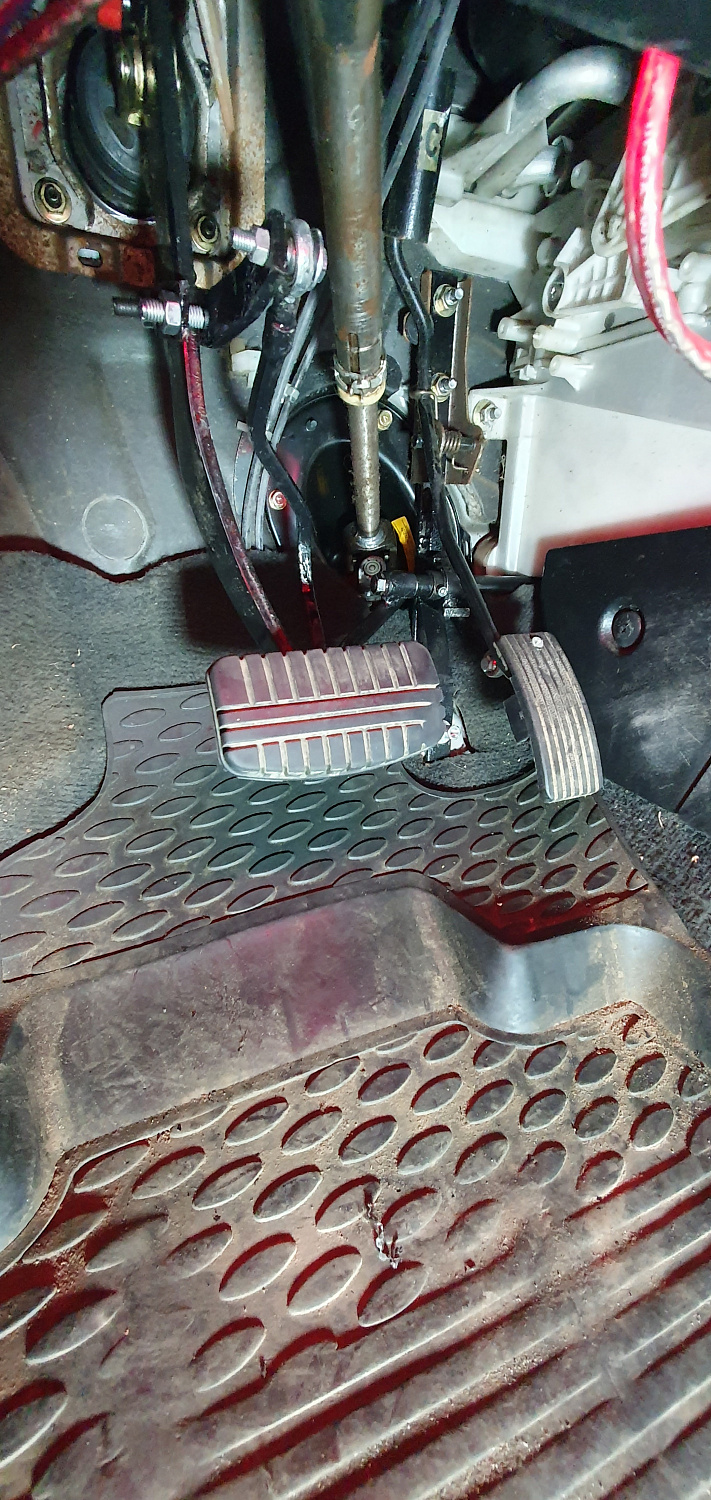 Установка тяговых педалей на Mitsubishi Lancer 9 2004 г. (автомат, 2шт.)