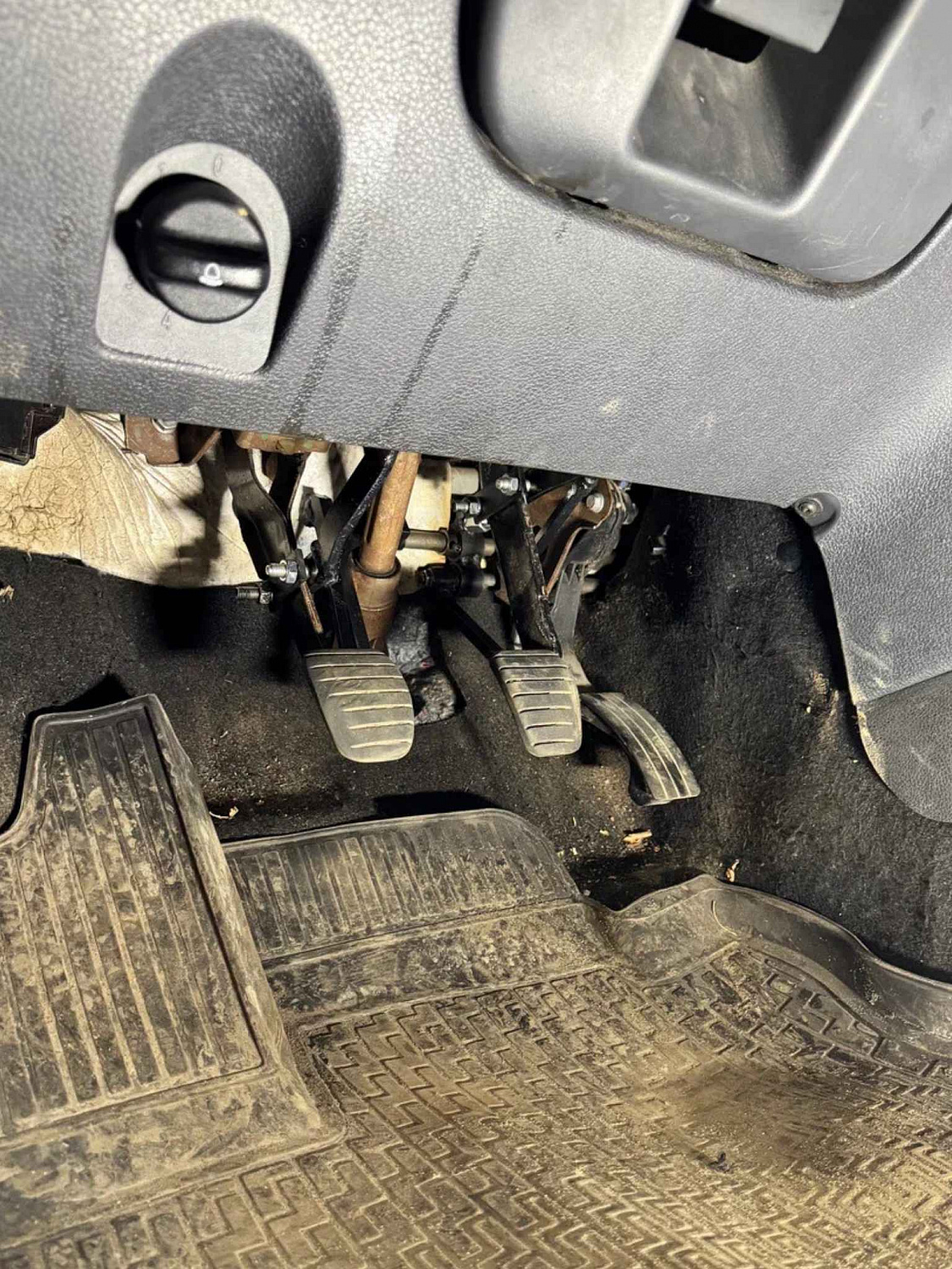 Установка тяговых педалей на Renault Logan (механика, 2шт.)