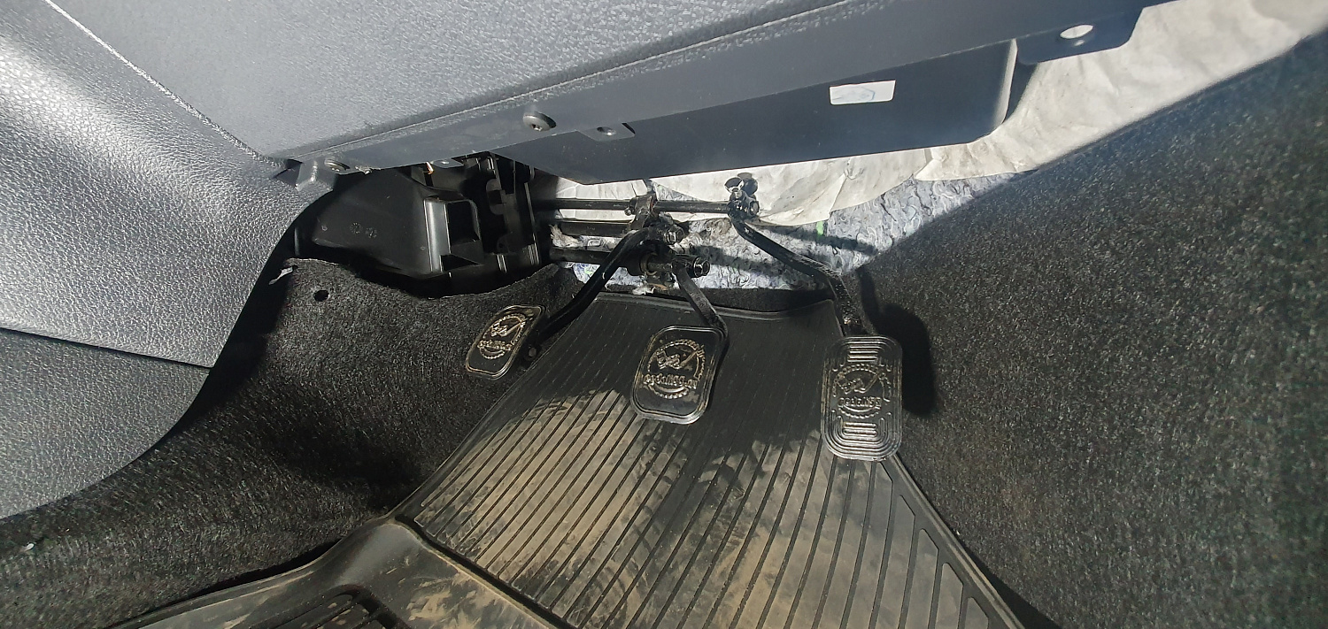 Установка тяговых педалей на Renault Sandero Stepway (механика, 3шт.)