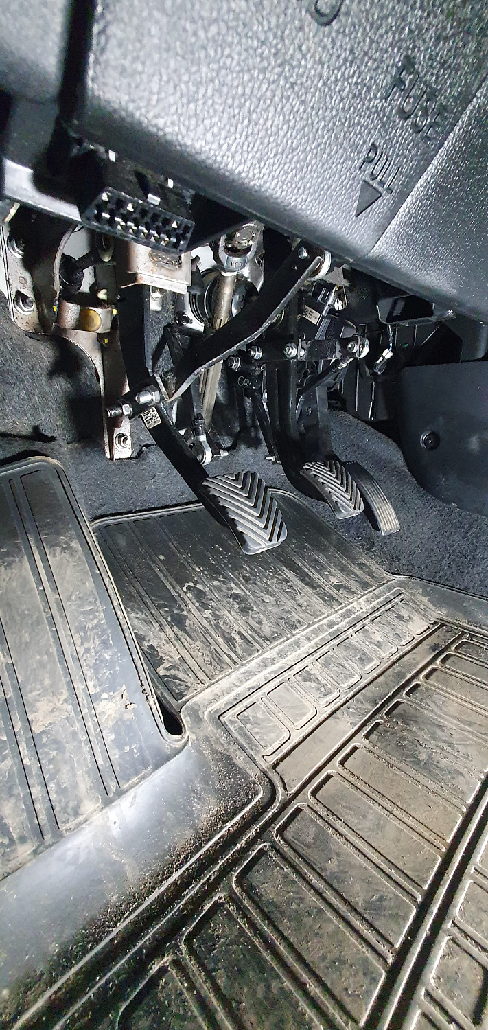 Установка тяговых педалей на Kia Rio (механика, 2шт.)