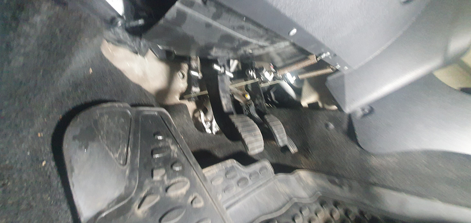 Установка тросовых педалей на Renault Duster (механика, 3 шт.)