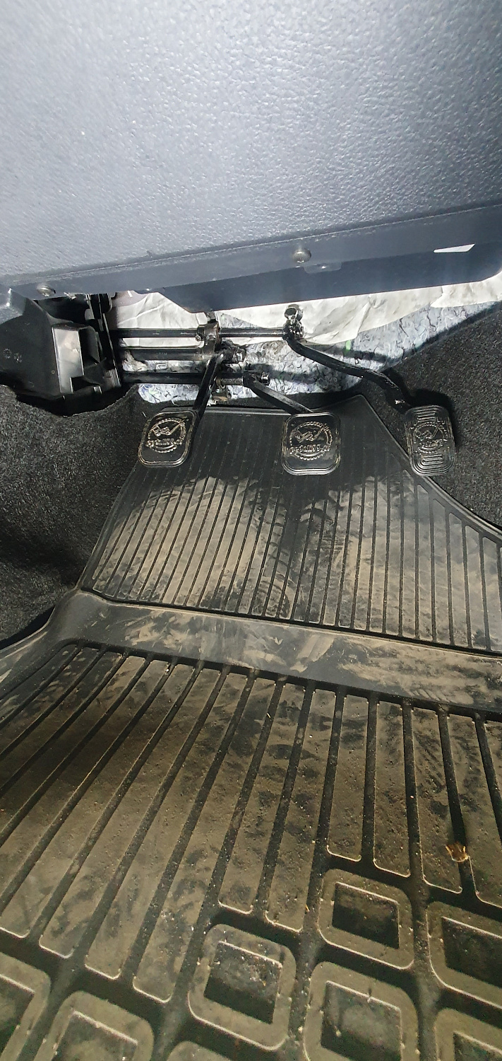 Установка тяговых педалей на Renault Sandero Stepway (механика, 3шт.)