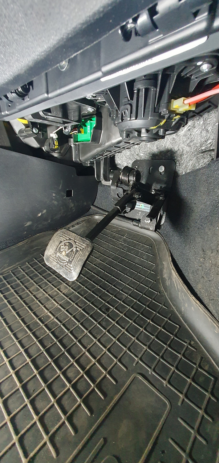 Установка тросовых педалей на Ford Focus 2009 г. (механика, 3 шт.)