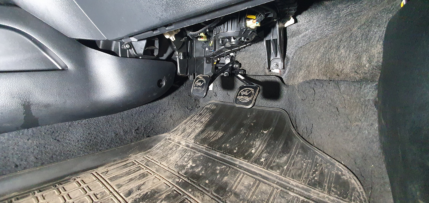 Установка тяговых педалей на Kia Rio (механика, 2шт.)