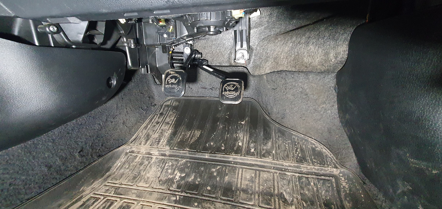 Установка тяговых педалей на Kia Rio (механика, 2шт.)